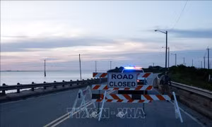 Mỹ: Hơn 7.500 lít dầu tràn sau vụ sà lan đâm vào cầu Galveston 