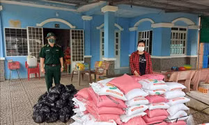 Bộ đội Biên phòng Sóc Trăng tặng quà cho người dân biên giới bị ảnh hưởng dịch COVID-19