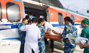 Điều trực thăng cấp cứu hai ngư dân gặp nạn tại Trường Sa