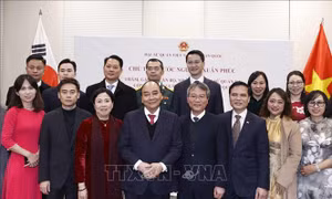 Chủ tịch nước Nguyễn Xuân Phúc gặp cộng đồng người Việt tại Hàn Quốc