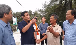 Đưa toàn bộ người dân xã đảo Tam Hải đến nơi an toàn trước khi bão đổ bộ
