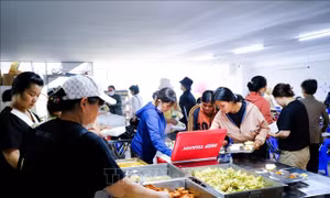 Những bữa cơm thiện nguyện tiếp sức cho bệnh nhân nghèo