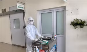 Những chiến sĩ 'áo trắng' nơi tuyến đầu chống dịch COVID-19
