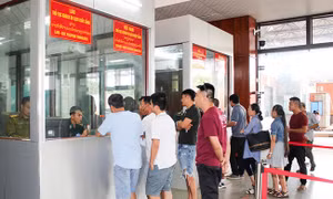 Rút ngắn thời gian làm thủ tục xuất, nhập cảnh qua biên giới Việt Nam - Lào