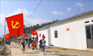 Bàn giao 35 ngôi nhà cho các gia đình bị mưa lũ tại Mường Pồn
