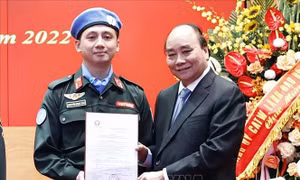 Chủ tịch nước trao quyết định cho sĩ quan công an đi thực hiện gìn giữ hòa bình LHQ