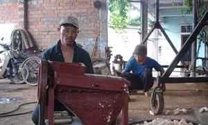 Người thợ sửa xe đạp sáng chế ra máy tách ngô, cắt sắn
