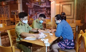 Đà Nẵng kiểm tra cửa hàng ăn uống hoạt động bất chấp quy định đóng cửa