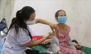 Phú Yên tiêm vaccine ngừa COVID-19 tại nhà với người già yếu, khuyết tật