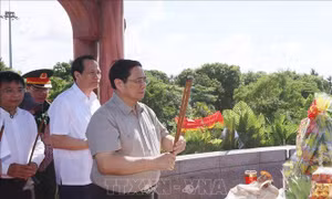 Thủ tướng Phạm Minh Chính viếng nghĩa trang liệt sỹ, thăm gia đình chính sách tại Thừa Thiên Huế và Quảng Trị