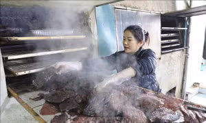 Đặc sản truyền thống địa phương hút hàng dịp Tết
