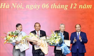 Đồng chí Đồng Sỹ Nguyên nhận Huy hiệu 80 năm tuổi Đảng
