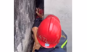 Giải cứu bé trai mắc kẹt trong khe hẹp giữa hai bức tường