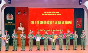 Khen thưởng thành tích triệt phá đường dây đánh bạc, rửa tiền trên không gian mạng