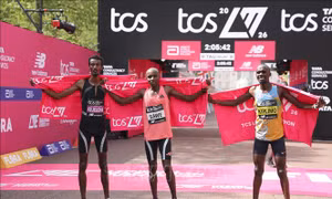 Huyền thoại marathon mới lập kỷ lục chạy 42km trong chưa đầy 2 giờ