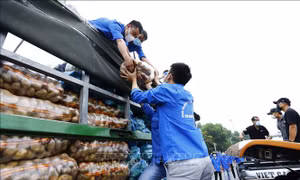 Những món quà ấm lòng người dân Thủ đô 