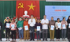 Trao tặng sổ BHXH, BHYT cho người dân có hoàn cảnh khó khăn