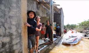 Chung tay ủng hộ đồng bào miền Trung