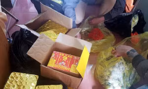 Bắt giữ hai vụ vận chuyển pháo trái phép