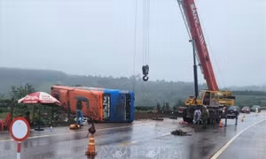 Lật xe khách, một người chết nhiều người bị thương