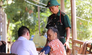 Nỗ lực chăm sóc sức khỏe cho đồng bào vùng lũ ở Nghệ An