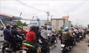 Cầu Rạch Miễu ùn ứ giao thông nghiêm trọng ngày đầu nghỉ lễ 30/4 - 1/5