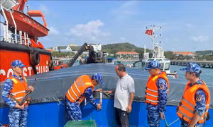Phát hiện sà lan vận chuyển trái phép hơn 100 tấn phân đạm Ure