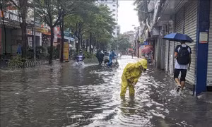 Cảnh báo ngập lụt nhiều tuyến phố khu vực nội thành Hà Nội