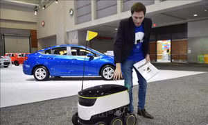 Robot giao hàng - 'trợ thủ' mùa dịch COVID-19