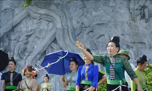 Người dân Điện Biên nô nức xuống phố mừng Tết Độc lập