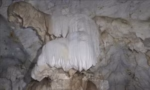 Khám phá vẻ đẹp hang động Hắt Chuông - Mường Chà