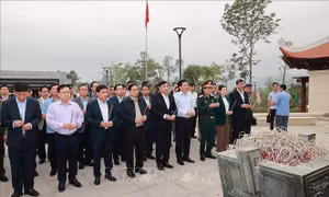 Thủ tướng dâng hương tưởng niệm các Anh hùng liệt sỹ tại Điện Biên