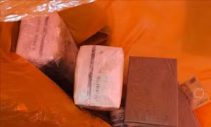 Hòa Bình: Bắt giữ đối tượng vận chuyển thuê hơn 3 bánh heroin và gần 2.000gram Ketamine dạng 'đá'