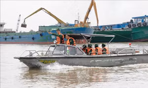 Căng mình chống buôn lậu trong mùa nước nổi