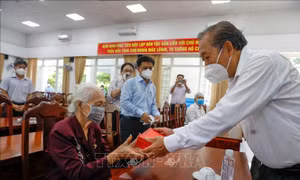 Phó Thủ tướng Trương Hòa Bình thăm, tặng quà các gia đình chính sách, người có công