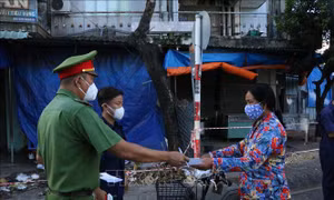 Người dân thành phố Tân An muốn mua thuốc chữa bệnh gửi phiếu qua Đội phản ứng nhanh