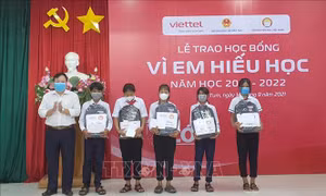 Trao 570 suất học bổng 'Vì em hiếu học' tại tỉnh Kon Tum 