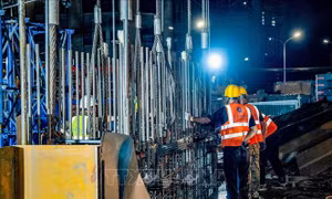 Metro 5 hạ thành công lồng thép 38,5 tấn, bảo đảm an toàn cho cầu vượt Vành đai 1