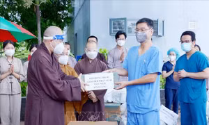 Trung ương Giáo hội Phật giáo Việt Nam thăm, động viên lực lượng tuyến đầu chống dịch