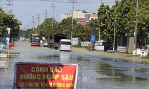 'Rốn lũ' Trung Giã: Nước rút chậm, hơn 4.000 hộ dân bị cô lập giữa biển nước