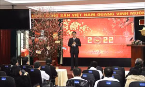 Phó Thủ tướng Vũ Đức Đam động viên, chúc Tết cán bộ, y bác sỹ tại Hà Nội