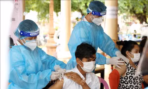 Campuchia kêu gọi nhóm nguy cơ cao mắc COVID-19 tiêm mũi vaccine thứ 4
