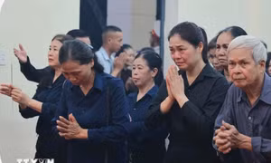 Đông đảo người dân đến viếng Tổng Bí thư Nguyễn Phú Trọng tại quê nhà