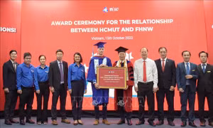 Trao tặng 'Tủ sách Việt Nam' cho một trường đại học của Thụy Sĩ
