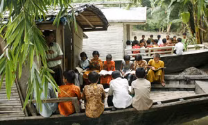 Những lớp học nổi trong mùa lũ 
