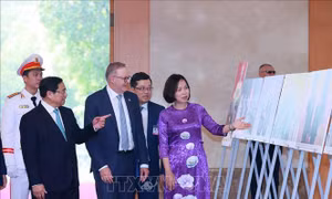 Thủ tướng Phạm Minh Chính và Thủ tướng Australia tham quan trưng bày ảnh của TTXVN