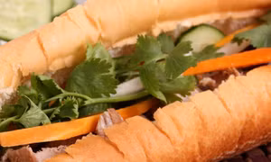 Nhiều người nhập viện nghi ngộ độc sau khi ăn bánh mì