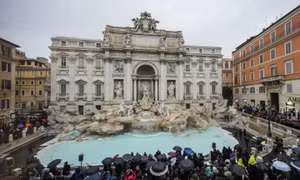 Đài phun nước biểu tượng Trevi ở Rome mở cửa trở lại