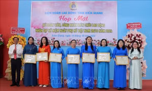 Động viên cán bộ, người lao động nữ rèn luyện, cống hiến