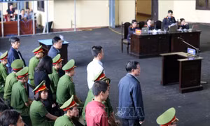 Những hình ảnh ngày thứ hai của phiên toà xét xử 92 bị cáo trong vụ án đánh bạc nghìn tỷ